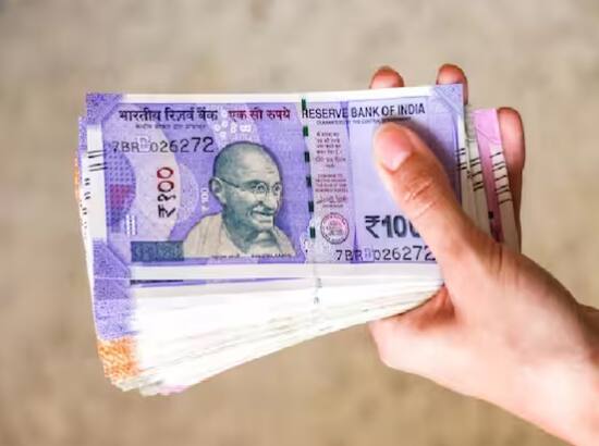 ਜੇਕਰ ਤੁਸੀਂ 5 ਸਾਲਾਂ ਲਈ ਦੋਵਾਂ ਵਿੱਚੋਂ ਕਿਸੇ ਇੱਕ ਸਕੀਮ ਵਿੱਚ ਨਿਵੇਸ਼ ਕਰਨਾ ਚਾਹੁੰਦੇ ਹੋ ਤਾਂ ਅਸੀਂ ਤੁਹਾਨੂੰ ਦੋਵਾਂ 'ਤੇ ਉਪਲਬਧ ਵਿਆਜ ਦਰ ਬਾਰੇ ਦੱਸ ਰਹੇ ਹਾਂ।