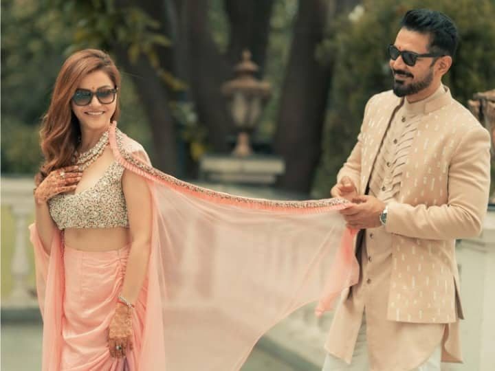 Rubina Dilaik Abhinav Shukla Pics: बहन की शादी में ढेर सारी मस्ती करने के बाद रुबीना दिलैक ने अब अपने पति अभिनव शुक्ला के साथ रोमांटिक फोटोशूट कराया है. जिसकी तस्वीरें खुद एक्ट्रेस ने शेयर की हैं.