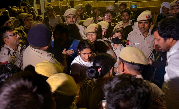 पोलिसांनी आपल्याला धक्काबुक्की केल्याचा आरोप कुस्तीपटूंनी केला आहे.