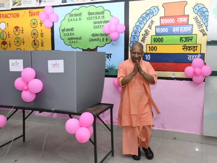 विक्ट्री का साइन दिखाते हुए सीएम योगी ने कहा,