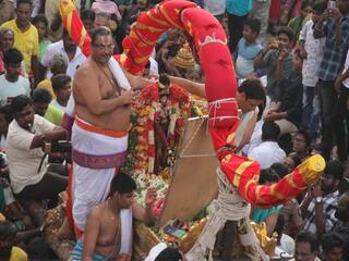 Chithirai Thiruvizha : கோவிந்தா கோஷம் முழங்க தண்ணீரை பீய்ச்சி அடித்து  கள்ளழகரை வரவேற்ற பக்தர்கள்..