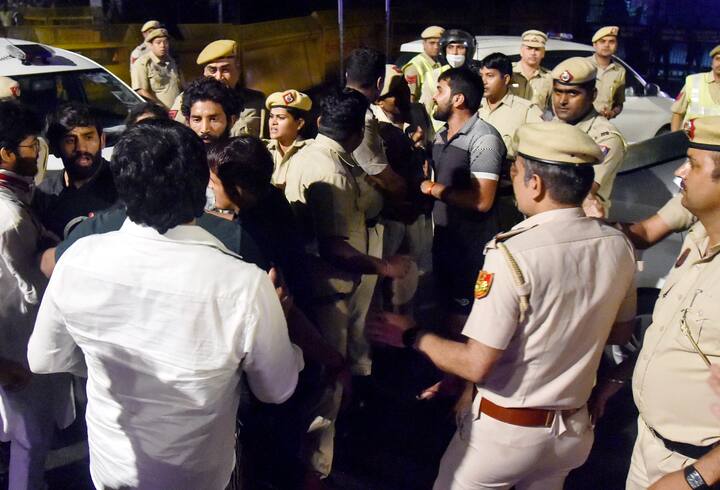 यानंतर पोलिसांनी अडवल्यावर आंदोलन करणारे कुस्तीपटू आक्रमक झाले आणि त्यांनी ट्रकमधील बेड काढण्याचा प्रयत्न केला. यानंतर किरकोळ बाचाबाची झाली आणि सोमनाथ भारती यांच्यासह अन्य दोघांना ताब्यात घेण्यात आल्याचं पोलिसांनी म्हटलं.