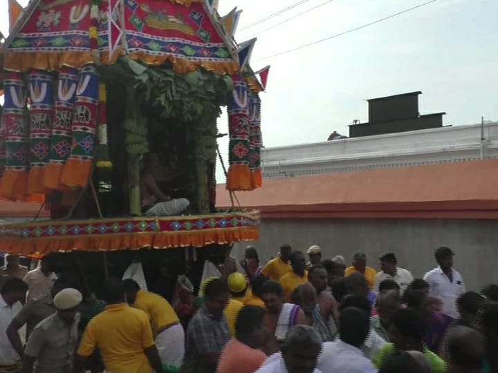 கரூர் ரங்கநாதர் சுவாமி ஆலய  சித்திரை தேரோட்டம்; மேளதாளங்கள் முழங்க தேரை வடம் பிடித்து இழுத்த பக்தர்கள்