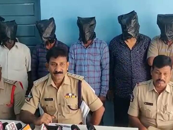 Chittoor police arrests fake police in AP Karnataka boarder DNN Chittoor News: కర్ణాటకలో ఎన్నికల వేళ ఏపీలో దుండగుల మాస్టర్ ప్లాన్! పోలీసులకు అడ్డంగా బుక్