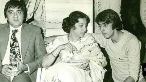 ਇਸ ਦੌਰਾਨ, ਆਪਣੀ ਮਾਂ ਦੀ ਬਰਸੀ ਦੇ ਮੌਕੇ 'ਤੇ, ਸੁਪਰਸਟਾਰ ਸੰਜੇ ਦੱਤ ਅਤੇ ਉਨ੍ਹਾਂ ਦੀ ਭੈਣ ਪ੍ਰਿਆ ਦੱਤ ਨੇ ਉਨ੍ਹਾਂ ਨੂੰ ਯਾਦ ਕੀਤਾ, ਨਾਲ ਹੀ ਇਸ ਅਣਦੇਖੀ ਵੀਡੀਓ ਅਤੇ ਫੋਟੋ ਨੂੰ ਸਾਂਝਾ ਕੀਤਾ।