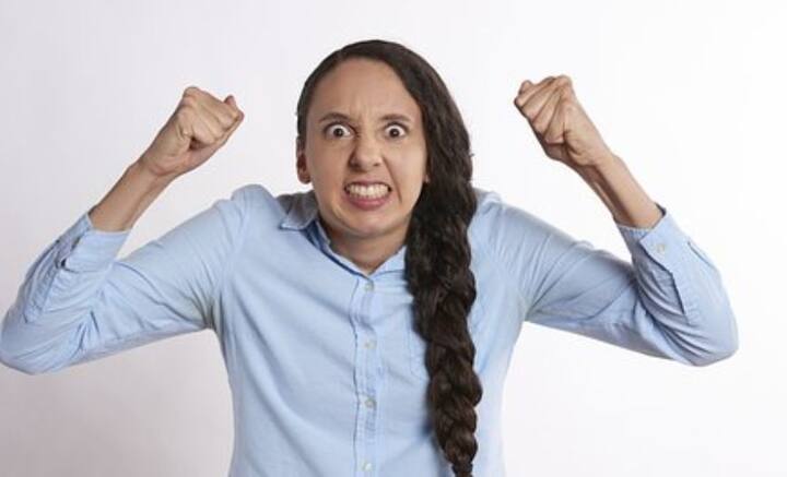 মানুষের সমস্ত অনুভূতির মধ্যে রাগই হল সবচেয়ে শক্তিশালী। বিরক্তি কখন যে রাগে বদলে যায়, নিজেরাও বুঝতে পার না আমরা। তাতে অনেক সময় হিতাহিত জ্ঞান ভুলে যাই আমরা। রাগের বশে এমন কিছু করে ফেলি, পরে যার জন্য অনুশোচনা হয়।