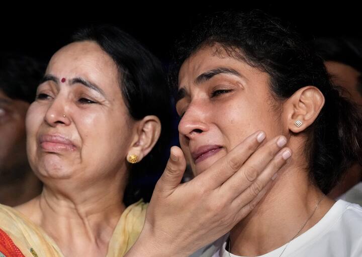 वरिष्ठ एसीपी धर्मेंद्र यांनी गैरवर्तन केल्याचाही आरोप विनेशने केला असून सर्व पोलिसांवर कारवाई करण्याची मागणी पोलीस आयुक्तांकडे केली आहे.