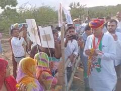 In Pics: मुख्यमंत्री अशोक गहलोत ने उदयपुर में मनाया जन्मदिन, तस्वीरों में देखिए आदिवासी परिवार ने उन्हें क्या खिलाया