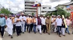 Muslims Visits Hindu Temple | మతసామరస్యం అంటే ఇదే..గుడిలో ముస్లిం సోదరులు | ABP Desam