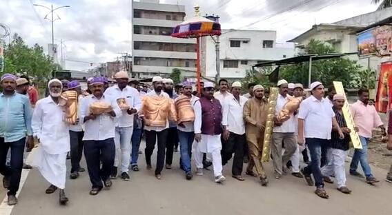 Muslims Visits Hindu Temple | మతసామరస్యం అంటే ఇదే..గుడిలో ముస్లిం సోదరులు | ABP Desam