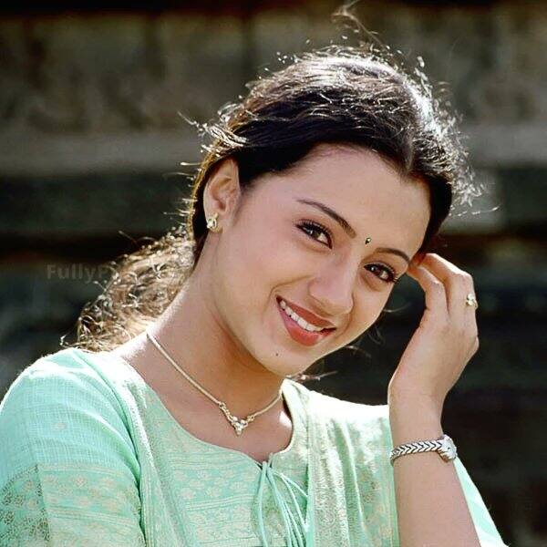 சந்தியா : த்ரிஷா முதன் முதலாக திரையில் தோன்றியது மெளனம் பேசியதே படத்தில்தான். தனது முதல் படத்திலேயே ரசிகர்களின் மனதை கவர்ந்துவிட்டார் த்ரிஷா.