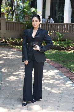 बॉसी लुक में स्पॉट हुई Bhumi Pednekar, व्हाइट ब्लेजर ड्रेस में रकुल प्रीत सिंह ने ढाया कहर, देखें तस्वीरें