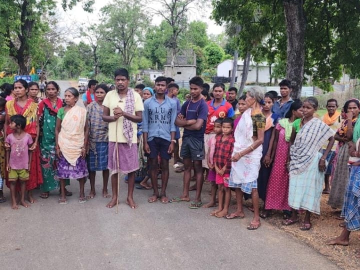Police of Sukma district arrested innocent people action as Naxalites villagers are surrounded the police station ANN Naxalite News:  सुकमा में पुलिस ने निर्दोष लोगों को नक्सली बताकर किया गिरफ्तार! ग्रामीणों ने थाने का किया घेराव