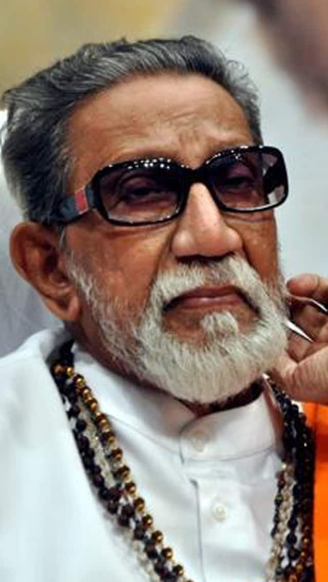 बाळासाहेब ठाकरे (balasaheb thackeray ) :  शिवसेना पक्षाचे संस्थापक आणि भारताच्या राजकारणातील एक महत्त्वाचे व्यक्तिमत्त्व म्हणजे बाळासाहेब ठाकरे. कुशल राजकारणी असणारे बाळासाहेब उत्तम व्यंगचित्रकारही होते. बाळासाहेबांनी रेखाटलेली व्यंगचित्रे आजही लोकप्रिय आहेत