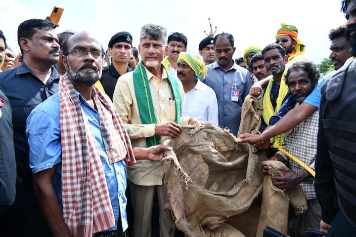 రైతులకు కనీసం గోనె సంచులు కూడ ఇవ్వటం లేదని చంద్రబాబు కు  విన్నవిస్తున్న రైతులు