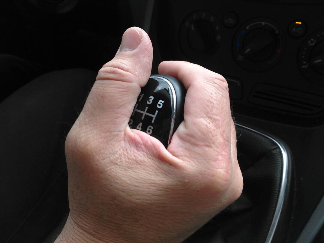 TOP Five Habits That Are Destroying Your Car gearbox డ్రైవింగ్ చేసేటప్పుడు ఈ అలవాట్లు మానుకోండి, లేదంటే మీ కారుకు ఇబ్బందులు తప్పవు!