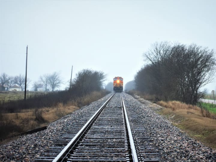 ऐसी होती है ट्रेन की हेडलाइट... जब रात में जलती है तो इतनी दूर तक का रास्ता एकदम साफ दिखता है! How many bulbs are there in the headlight of a train How far does it light up interesting facts about railway ऐसी होती है ट्रेन की हेडलाइट... जब रात में जलती है तो इतनी दूर तक का रास्ता एकदम साफ दिखता है!