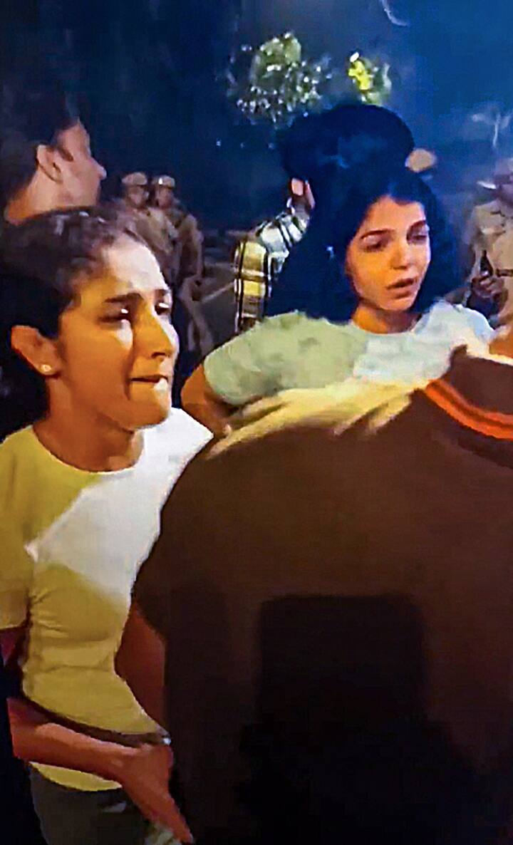 दरम्यान, दिल्ली पोलिसांच्या अधिकाऱ्यांनी दारूच्या नशेत त्यांच्याशी गैरवर्तन केल्याचा आरोप महिला कुस्तीपटूंनी केला आहे.