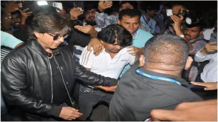 truth behind shah rukh khan viral video this is why he pushed his fan s hand away Shah Rukh Khan: ਸ਼ਾਹਰੁਖ ਖਾਨ ਦੇ ਵਾਇਰਲ ਵੀਡੀਓ ਦਾ ਸੱਚ ਆਇਆ ਸਾਹਮਣੇ, ਤਾਂ ਇਸ ਲਈ ਝਟਕਿਆ ਸੀ ਫੈਨ ਦਾ ਹੱਥ