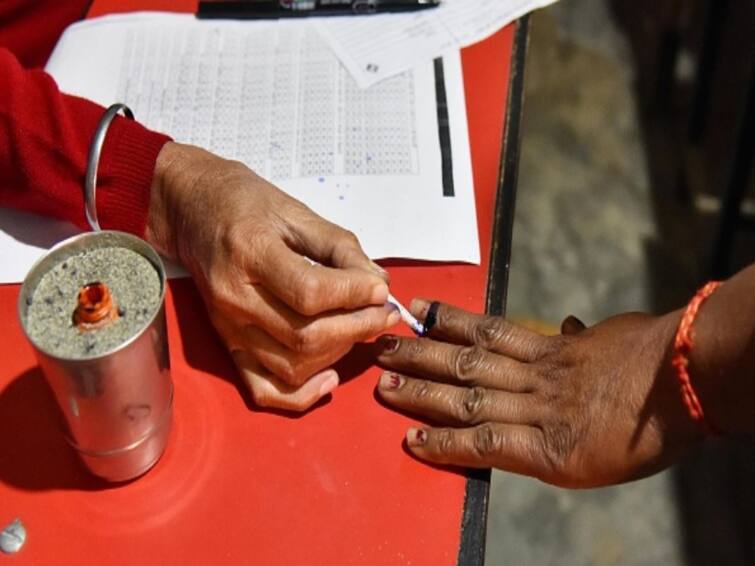 Election Commission Of India Election Commission new trick prevent bogus voting now laser mark instead of finger ink  Election Commission Of India : बोगस मतदान रोखण्यासाठी निवडणूक आयोगचा नवा फंडा,  बोटावर शाईऐवजी आता लेझर मार्क