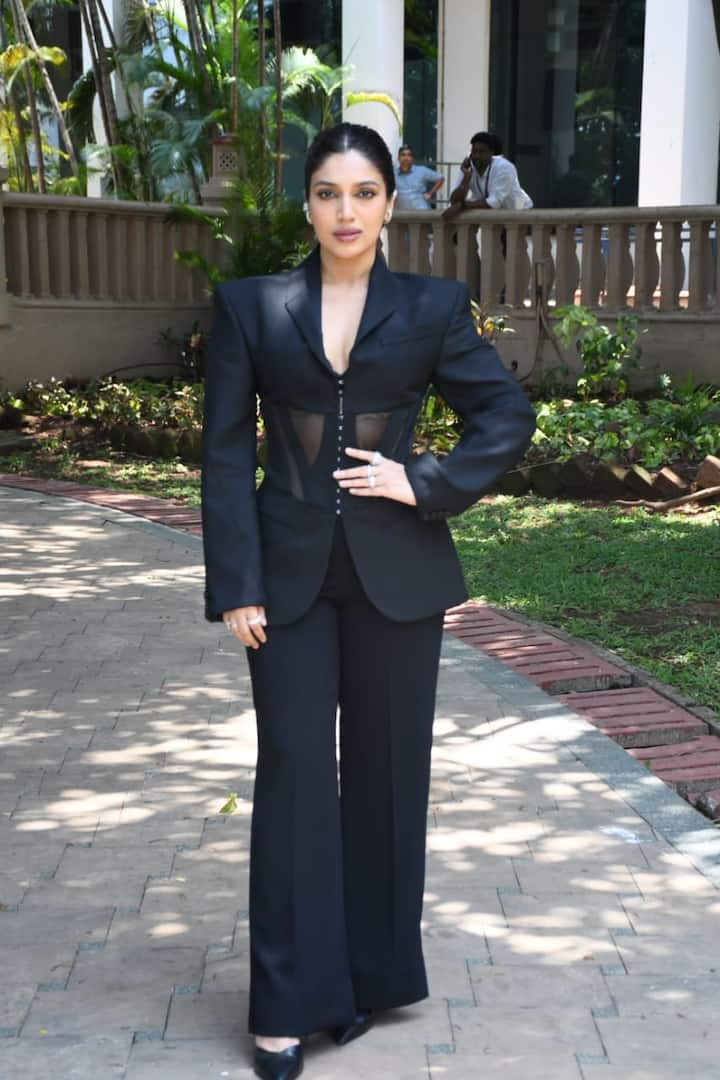 She paired it with black high-waist pants.