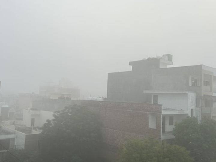 दिल्ली-एनसीआर में गुरुवार (4 मई) को सड़कें हल्के कोहरे से घिरी नजर आई. जिसकी वजह से दृश्यता पर काफी प्रभाव दर्ज किया गया.