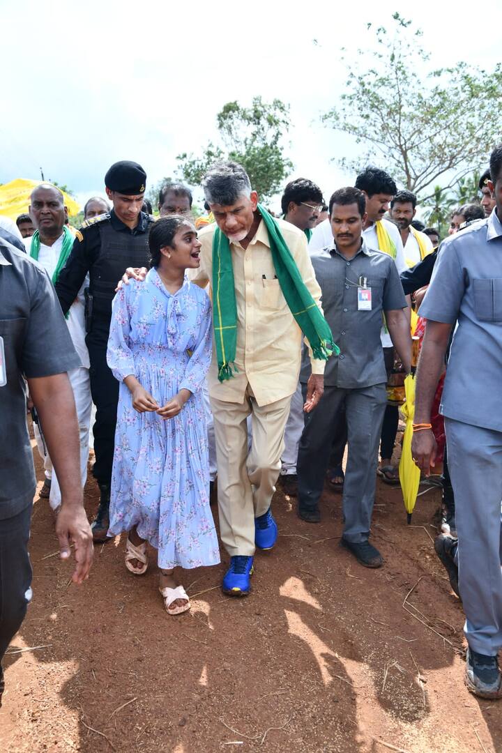 ఉంగుటూరు పర్యటనలో  ఉన్న చంద్రబాబుతో వ్యవసాయ కుటుంబానికి చెందిన బాలిక తో మాట్లాడుతున్న బాబు
