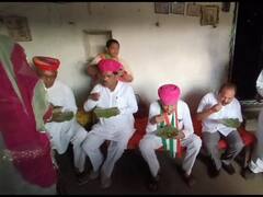 In Pics: मुख्यमंत्री अशोक गहलोत ने उदयपुर में मनाया जन्मदिन, तस्वीरों में देखिए आदिवासी परिवार ने उन्हें क्या खिलाया