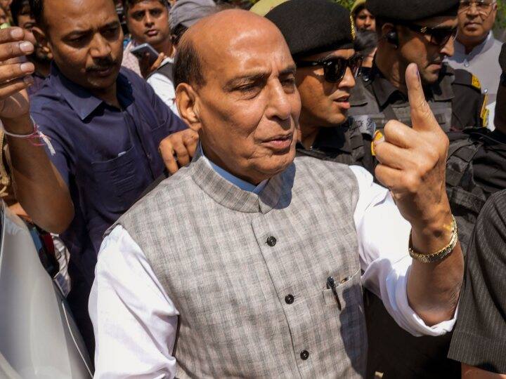 निकाय चुनाव में वोट डालने वाली प्रमुख हस्तियों में रक्षा मंत्री राजनाथ सिंह, उत्तर प्रदेश के मुख्‍यमंत्री योगी आदित्‍यनाथ, उप मुख्‍यमंत्री ब्रजेश पाठक और बहुजन समाज पार्टी अध्‍यक्ष मायावती शामिल रहीं.