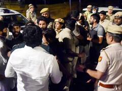 जंतर-मंतर पर प्रदर्शनकारी पहलवानों और दिल्ली पुलिस के बीच धक्का-मुक्की, विनेश फोगाट के छलक आए आंसू