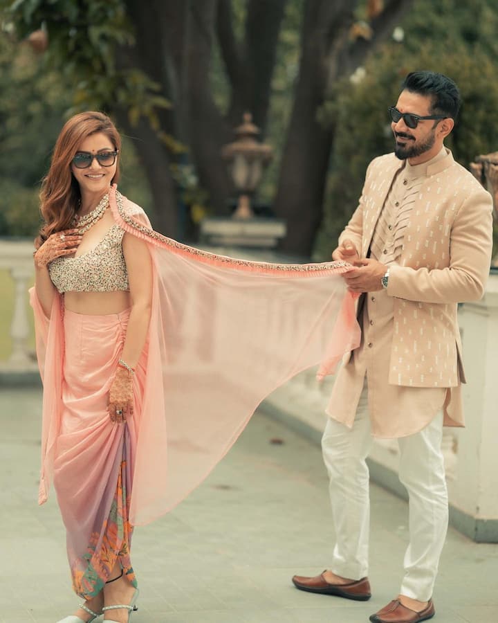 रुबीना की शेयर की गई फोटोज में से एक में अभिनव उनकी साड़ी का पल्लू पकड़कर पोज देते हुए दिखाई दिए. कपल की इस केमिस्ट्री पर उनके फैंस खूब प्यार लुटा रहे हैं.