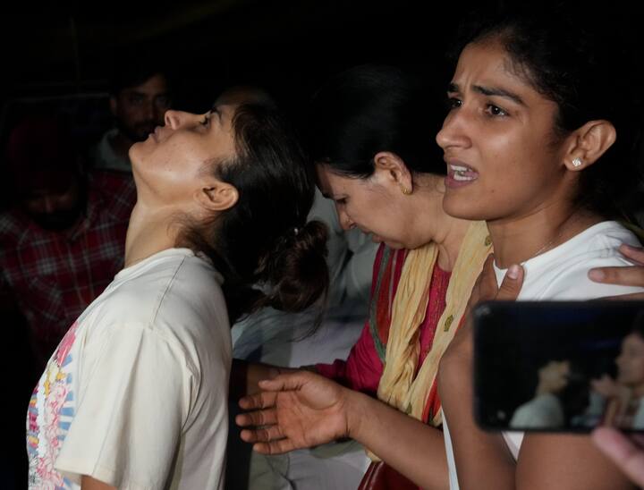 कुस्तीपटूंनी कुस्ती संघाचे अध्यक्ष आणि भाजप खासदार बृजभूषण सिंह यांच्यावर महिला कुस्तीपटूंचं शोषण केल्याचा गंभीर आरोप केलाय आणि या प्रकरणी अनेक दिवसांपासून कुस्तीपटूंचं जंतर-मंतरवर आंदोलन सुरू आहे.