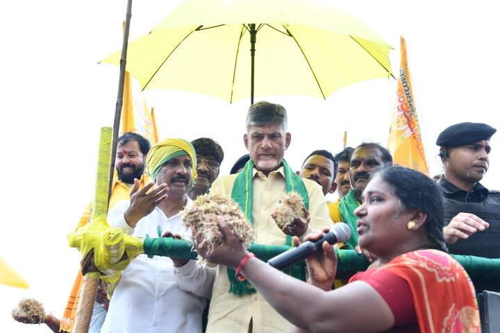 తడిచిన పంట మెలకలు రావటంతో పూర్తిగా నష్టపోయాయమని చంద్రబాబుకు వివరిస్తున్న మహిళా రైతు