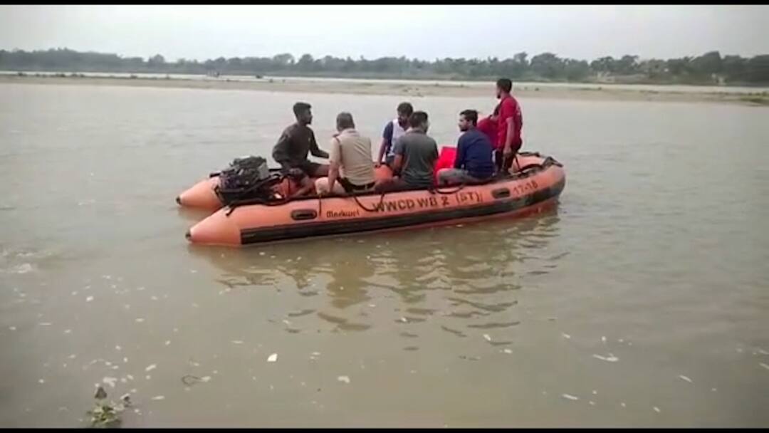 Nadia News:ভাগীরথীতে স্নান করতে নেমে নিখোঁজ ৩ স্কুলপড়ুয়া, উদ্ধার ১ জনের দেহ Three Class Eleven Student Went Missing After Going To Take A Bath At Bhagirathi River In Nadia Nadia News:ভাগীরথীতে স্নান করতে নেমে নিখোঁজ ৩ স্কুলপড়ুয়া, উদ্ধার ১ জনের দেহ