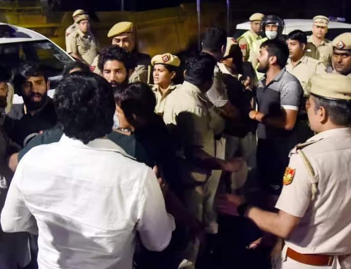 Wrestlers Protest:  Late night scuffle between protesting wrestlers-cops at Delhi’s Jantar Mantar Wrestlers Protest: જંતર મંતર પર પ્રદર્શનકારી કુસ્તીબાજો અને પોલીસ વચ્ચે ધક્કામુક્કી