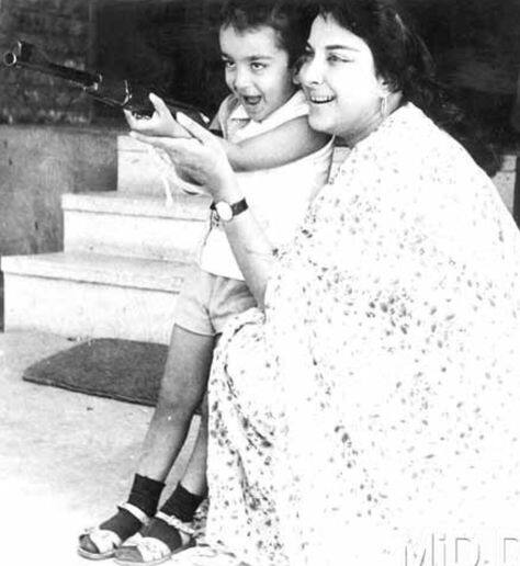 ਮਾਂ ਨਰਗਿਸ ਦੱਤ ਦੀ ਬਰਸੀ ਦੇ ਮੌਕੇ 'ਤੇ ਸੰਜੇ ਦੱਤ ਤੋਂ ਇਲਾਵਾ ਬੇਟੀ ਪ੍ਰਿਆ ਦੱਤ ਨੇ ਵੀ ਆਪਣੇ ਅਧਿਕਾਰਤ ਇੰਸਟਾਗ੍ਰਾਮ ਹੈਂਡਲ 'ਤੇ ਇਕ ਭਾਵੁਕ ਵੀਡੀਓ ਸ਼ੇਅਰ ਕੀਤੀ ਹੈ। ਪ੍ਰਿਆ ਨੇ ਇਸ ਵੀਡੀਓ ਦੀ ਸ਼ੁਰੂਆਤ 'ਚ ਵੱਡਾ ਨੋਟ ਲਿਖਿਆ ਹੈ।
