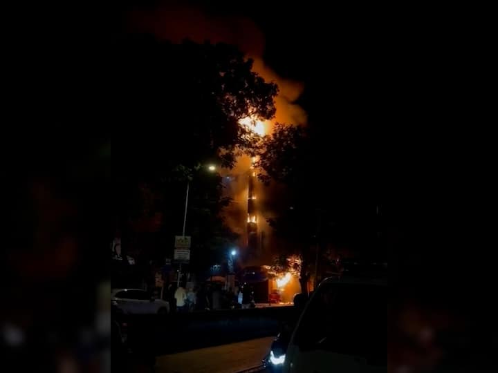 आग लागल्यानंतर तात्काळ अग्निशमन दलाला पाचारण करण्यात आलं.