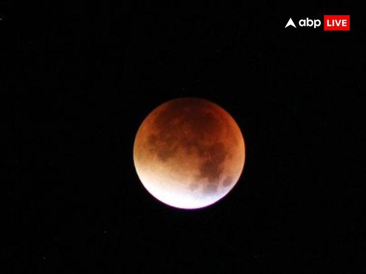 कल यानी 5 मई को साल 2023 का पहला चंद्र ग्रहण लगेगा. यह ग्रहण रात 8 बजकर 46 मिनट से शुरू होकर आधी रात को 1 बजकर 2 मिनट पर समाप्त होगा. ग्रहण के दौरान पूजा-पाठ और दान का बड़ा महत्व है. इस दिन राशि के अनुसार कुछ चीजों का दान करने से घर में सुख-समृद्धि आती है.