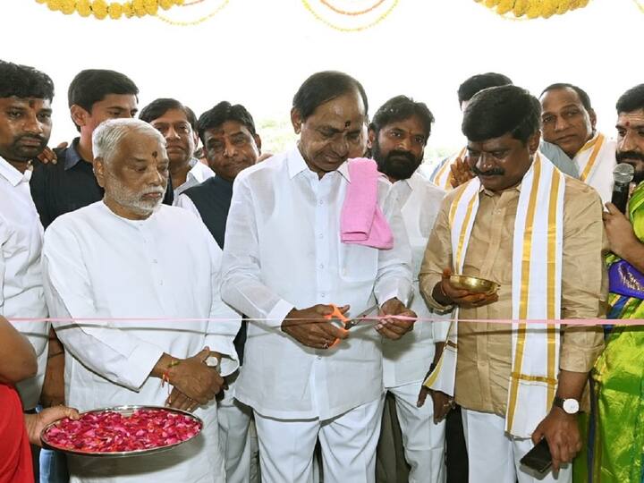 BRS Bhavan Inauguration Pics: ఢిల్లీలోని వ‌సంత్ విహార్‌లో కొత్తగా నిర్మించిన బీఆర్ఎస్ కేంద్ర కార్యాలయాన్ని ఆ పార్టీ అధినేత, ముఖ్యమంత్రి కేసీఆర్‌ ప్రారంభించారు.