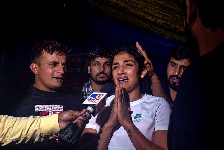 घडलेल्या प्रकारानंतर, कुस्तीपटू विनेश फोगट रडताना दिसत आहे. कुस्तीपटू विनेश फोगट हिने घडल्या प्रकारासंदर्भात अनेक गंभीर आरोप केले आहेत. याप्रकरणी दिल्ली पोलिसांनीही प्रतिक्रिया दिली आहे.