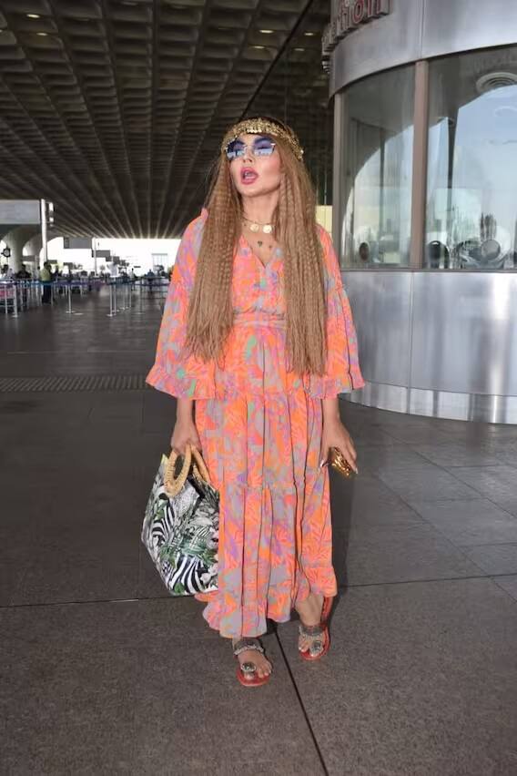 રાખી સાવંતનો આ લૂક રેટ્રૉ વાઇબ્સ આપી રહ્યો છે, વળી ફેન્સને એક્ટ્રેસનો આ અંદાજ ખુબ પસંદ આવી રહ્યો છે.