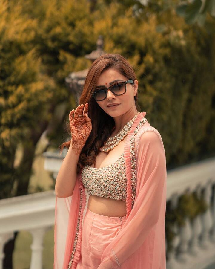 रुबीना दिलैक टीवी इंडस्ट्री की खूबसूरत और बेबाक अदाकारा हैं. एक्ट्रेस ने अपने इंस्टाग्राम अकाउंट पर पति अभिनव के साथ कुछ रोमांटिक तस्वीरें शेयर की हैं.