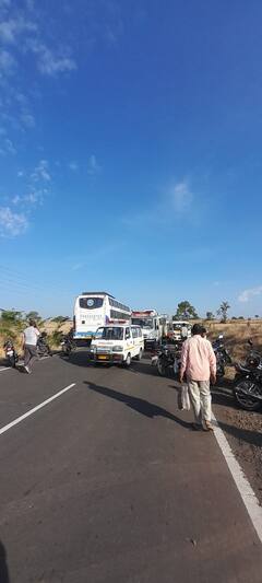 विटा सातारा रोडवर नेवरी गावाजवळ ट्रॅव्हल्स- कारचा समोरासमोर भीषण अपघात, एकाच कुटुंबातील चार ठार