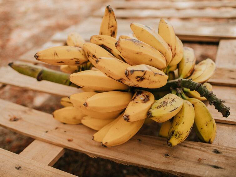 homemade skin care tips banana skin benefits how this fruit Can Work Wonders For Your Skin Banana Skin Benefits: রুক্ষ-শুষ্ক ত্বকে ভরসা কলার ফেসপ্যাক, দূর করে বলিরেখা, বাড়ায় উজ্জ্বলতা