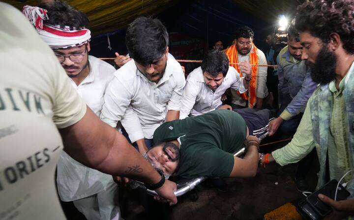 जखमी कुस्तीपटूंना उपचारासाठी जवळच्या रुग्णालयात दाखल करण्यात आले.