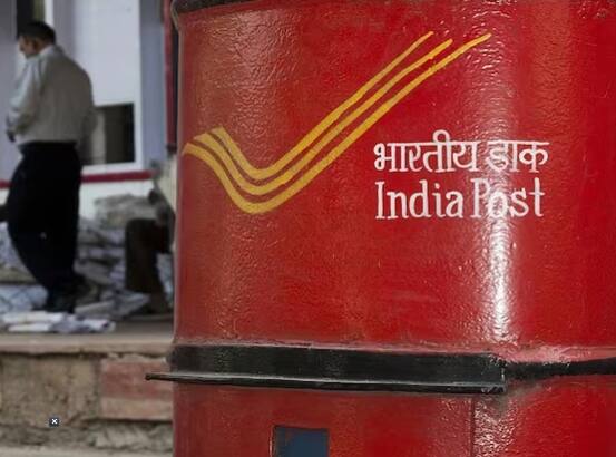 Post Office FD Scheme vs NSC : ਅੱਜ ਕੱਲ੍ਹ ਨਿਵੇਸ਼ਕ ਬਹੁਤ ਸਾਰੀਆਂ ਮਾਰਕੀਟ ਲਿੰਕਡ ਸਕੀਮਾਂ ਵਿੱਚ ਨਿਵੇਸ਼ ਕਰਨਾ ਪਸੰਦ ਕਰਦੇ ਹਨ ਪਰ ਜੇਕਰ ਤੁਸੀਂ ਬਿਨਾਂ ਕਿਸੇ ਜੋਖਮ ਦੇ ਚੰਗੇ ਰਿਟਰਨ ਪ੍ਰਾਪਤ ਕਰਨਾ ਚਾਹੁੰਦੇ ਹੋ ਤਾਂ ਪੋਸਟ ਆਫਿਸ ਫਿਕਸਡ ਡਿਪਾਜ਼ਿਟ ਸਕੀਮ ਜਾਂ ਨੈਸ਼ਨਲ ਸੇਵਿੰਗ ਸਕੀਮ ਵਿੱਚ ਨਿਵੇਸ਼ ਕਰ ਸਕਦੇ ਹੋ।