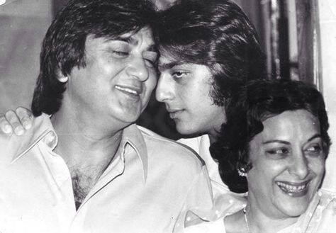 ਸੰਜੇ ਦੱਤ ਦੀ ਮਾਂ ਨਰਗਿਸ ਦੱਤ ਦਾ 42 ਸਾਲ ਪਹਿਲਾਂ 3 ਮਈ 1981 ਨੂੰ ਦਿਹਾਂਤ ਹੋ ਗਿਆ ਸੀ। ਅਜਿਹੇ 'ਚ ਆਪਣੀ ਮਾਂ ਨਰਗਿਸ ਨੂੰ ਯਾਦ ਕਰਦੇ ਹੋਏ ਸੰਜੇ ਨੇ ਆਪਣੇ ਅਧਿਕਾਰਤ ਇੰਸਟਾਗ੍ਰਾਮ ਹੈਂਡਲ 'ਤੇ ਇਕ ਅਣਦੇਖੀ ਤਸਵੀਰ ਸ਼ੇਅਰ ਕੀਤੀ ਹੈ।