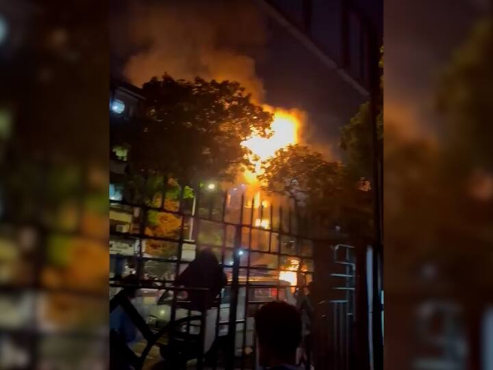 रेस्टॉरंटमध्ये लावण्यात आलेल्या चिमणीमुळे आग लागल्याची प्राथमिक माहिती समोर आलीये.
