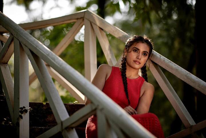 ముస్సోరిలో జన్మించిన దివ్యాంన్ష ‘టక్కర్’ మూవీతో వెండితెరకు పరిచయమైంది. ఇప్పుడిప్పుడే కెరీర్లో జోరు పెంచిన బ్యూటీ.. సోషల్ మీడియాలోనూ యాక్టివ్ గా ఉంటోంది