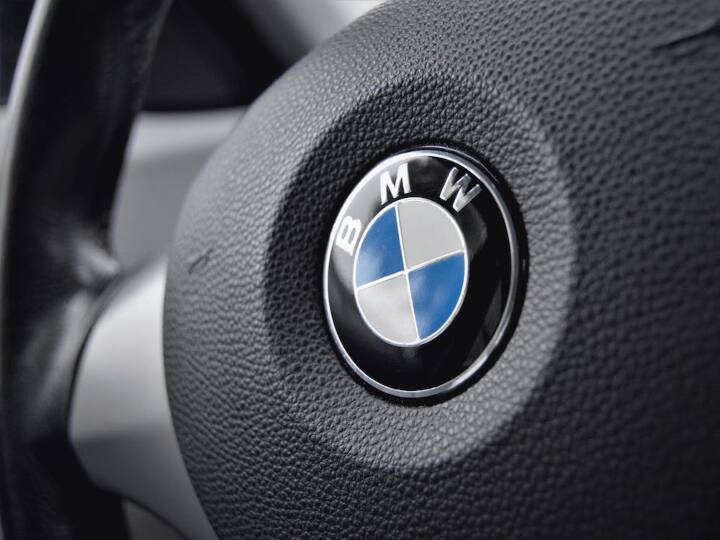 BMW: लग्जरी कार निर्माता कंपनी BMW का पूरा नाम Bavarian Motor Works है. BMW जर्मनी की ऑटोमोबाइल कंपनी है. इसकी स्थापना कार्ल रैप ने साल 1916 में की थी. शुरुआत में कंपनी का नाम रैप मोटर वर्क्स था.